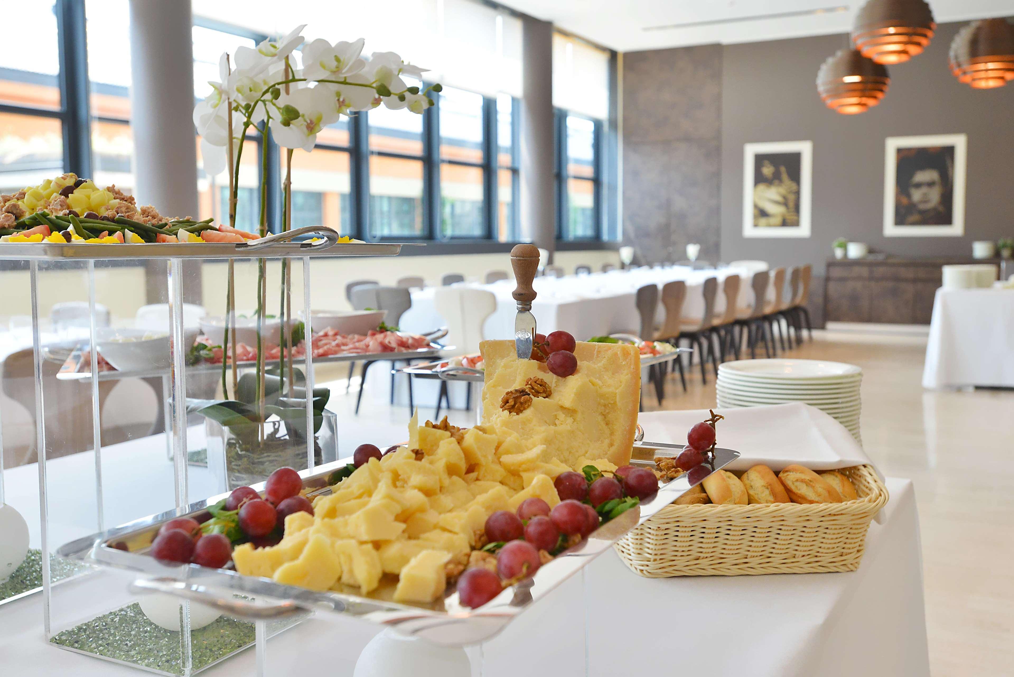 Hilton Garden Inn Milan North Exterior photo